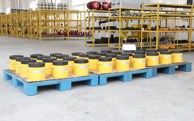 一批薄型螺母锁定液压千斤顶即将出口海外