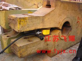 油田大型销轴的拆卸现场图